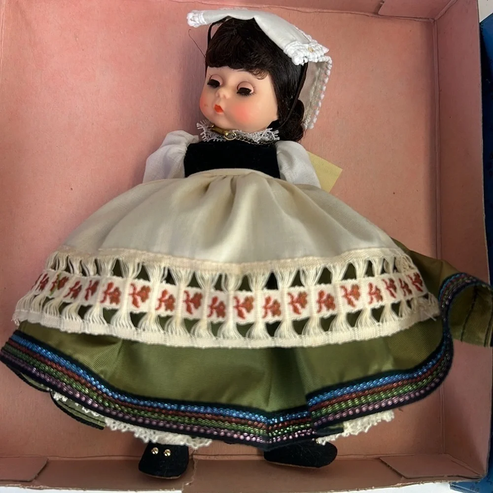 Vintage Madame Alexander “Italy” Collector Doll 553 in Box